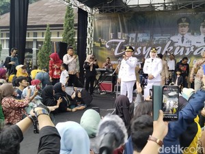Jajanan Gratis untuk Warga Saat Sambut Bupati-Wabup Kuningan Baru