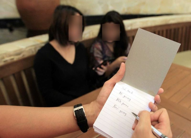 Pesan Menu Harus Pakai QR, Pelanggan Kesal Tak Bisa ke Pelayan