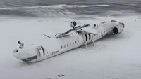 Pesawat Delta 4819 yang terbalik terlihat di landasan pacu Bandara Internasional Toronto Pearson, di Mississauga, Ontario, Rabu (19/2/2025). (Transportation Safety Board of Canada via AP)
