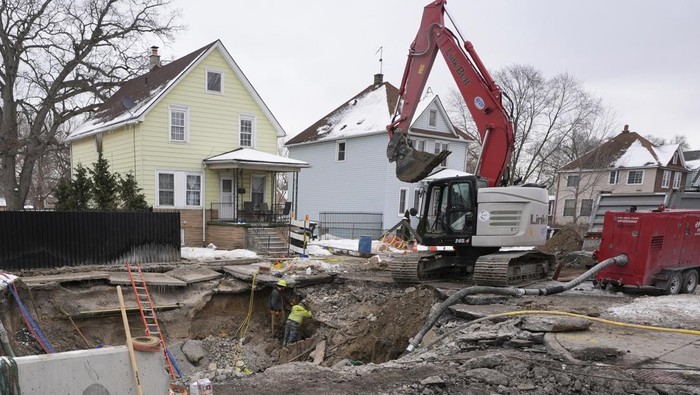 Pipa Transmisi Air Jebol, Puluhan Rumah di AS Jadi Banjir Pipa transmisi air wilayah Detroit, AS rusak. Akibatnya puluhan rumah di wilayah tersebut mengalami kebanjiran.