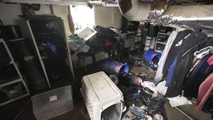 Pipa Transmisi Air Jebol, Puluhan Rumah di AS Jadi Banjir Pipa transmisi air wilayah Detroit, AS rusak. Akibatnya puluhan rumah di wilayah tersebut mengalami kebanjiran.