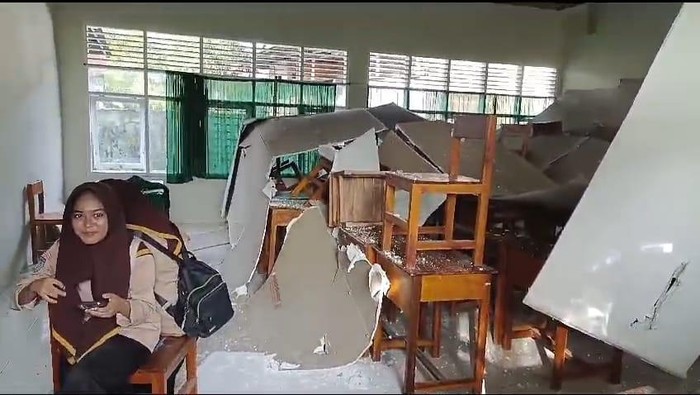 Plafon kelas MAN 1 Polman ambruk padahal bangunannya baru selesai direhabilitasi.