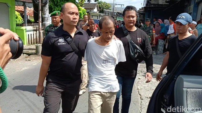 Polisi menangkap terduga pelaku saat menggerebek kampung narkoba di Mataram, NTB, Kamis (20/2/2025).
