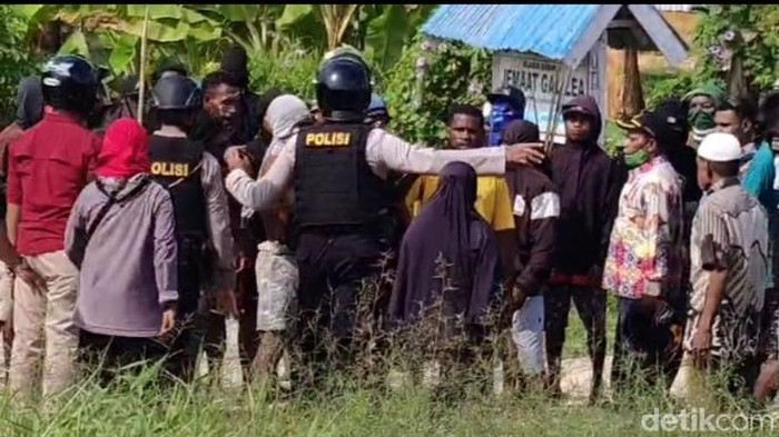 Polisi tengah berupaya membubarkan bentrokan antar kelompok warga di Kota Sorong.