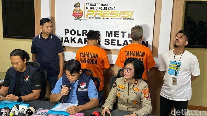Polres Metro Jaksel menggelar konferensi pers terkait kasus narkoba Fariz RM