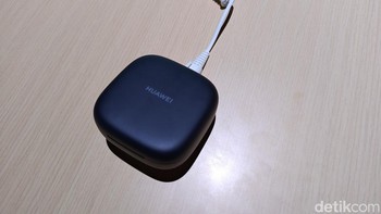 Senior Product Expert Huawei, Farangis Sultonzoda, menjelaskan pihaknya telah mengembangkan desain konsep segitiga 140 derajat supaya fit, aman, dan 81,5% tertutup dengan silikon cair ultra-lembut yang ramah terhadap kulit penggunanya. Foto: (Panji Saputro/detikINET).