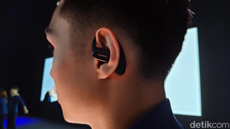 Huawei FreeArc resmi diluncurkan global. Begini tampilan perangkat wearable terbaru kepunyaan Huawei yang punya desain ergonomis dan nyaman di telinga.