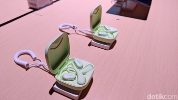 Selain itu, ketahanan earbuds ini sungguh luar biasa. Sultonzoda mengungkapkan, Huawei FreeArc dapat bertahan hingga 28 jam. Nah apabila hanya sempat mengisi daya selama 10 menit, Huawei FreeArc sudah bisa digunakan hingga tiga jam. Foto: (Panji Saputro/detikINET).