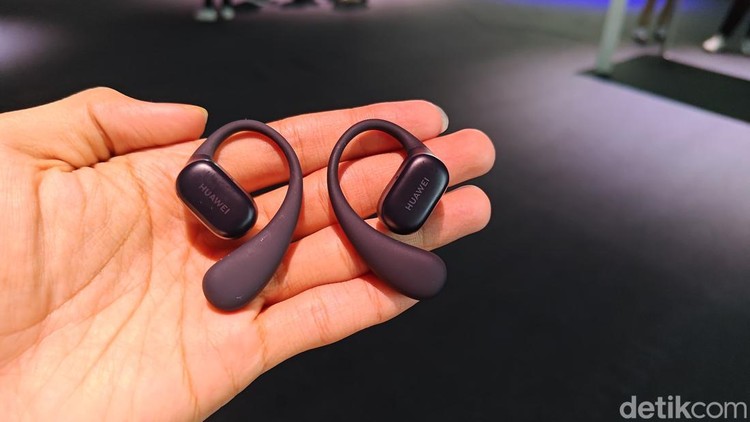 Huawei FreeArc resmi diluncurkan global. Begini tampilan perangkat wearable terbaru kepunyaan Huawei yang punya desain ergonomis dan nyaman di telinga.