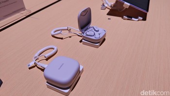 Lebih lanjut dipaparkan, perangkat ini memiliki mikrofon tahan air yang akan menjaga dari hujan dan keringat. Foto: (Panji Saputro/detikINET).