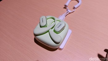 Perangkat tersebut memiliki dirver sensitivitas tinggi 17 x 12 mm, struktur akustik simetris, algoritma bass dinamis, dan adaptive equal-loadness algorithm. Foto: (Panji Saputro/detikINET).