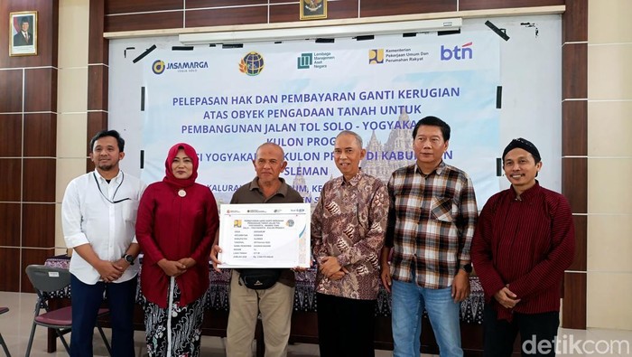 Potret proses pembayaran UGR Tol Jogja-Solo-YIA seksi 3 ruas Jogja-YIA di Kantor Kalurahan Sidoarum, Godean, Kamis (20/2/2025).