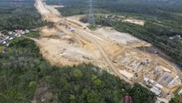Foto udara aktivitas pembangunan Jalan Tol Trans Sumatera (JTTS) Betung-Tempino-Jambi seksi IV, Kamis (20/2/2025).