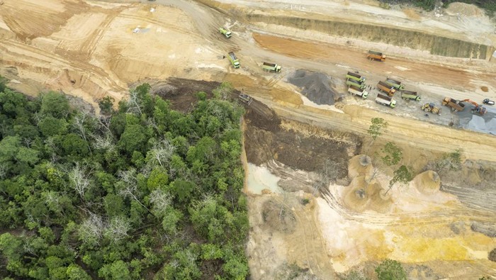Foto udara aktivitas pembangunan Jalan Tol Trans Sumatera (JTTS) Betung-Tempino-Jambi seksi empat Simpang Susun Tempino-Ness di Leban Karas, Muaro Jambi, Jambi, Kamis (20/2/2025). Menurut PT Hutama Karya (Persero) progres pembangunan jalan tersebut telah mencapai 68,28 persen per akhir Januari 2025.