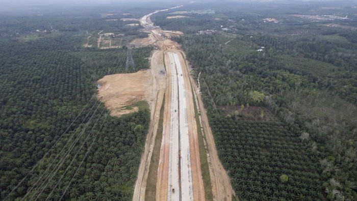 Foto udara aktivitas pembangunan Jalan Tol Trans Sumatera (JTTS) Betung-Tempino-Jambi seksi empat Simpang Susun Tempino-Ness di Leban Karas, Muaro Jambi, Jambi, Kamis (20/2/2025). Menurut PT Hutama Karya (Persero) progres pembangunan jalan tersebut telah mencapai 68,28 persen per akhir Januari 2025.