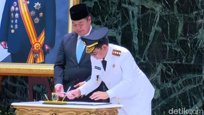 Pramono Anung teken dokumen sertijab Gubernur Jakarta. (Brigitta/detikcom)