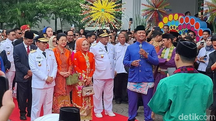 Pramono dan Rano Karno tiba di Balkot Jakarta untuk sertijab. (Brigitta/detikcom)