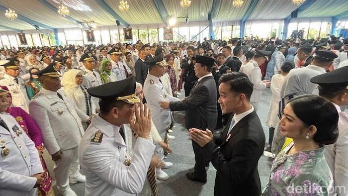 Presiden Prabowo Subianto dan Wapres Gibran Rakabuming Raka menyalami satu per satu kepala daerah usai pelantikan. (Eva/detikcom)