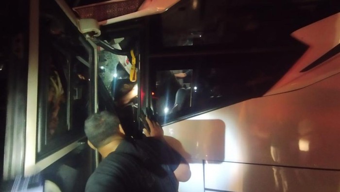 Proses evakuasi kernet bus DAMRI terjepit saat kecelakaan di Pamekasan.