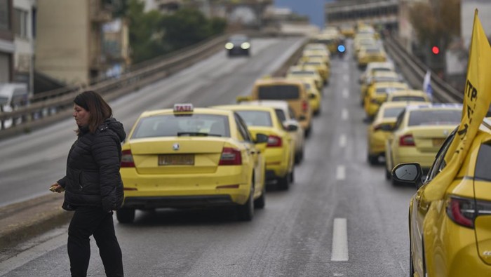 Striking taxi drivers demonstrate in Athens, to protest against a provision in the new Traffic Code that bans taxis from bus lanes, on Wednesday, Feb. 19, 2025. (AP Photo/Petros Giannakouris)