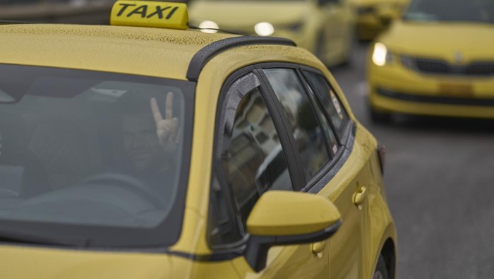 Striking taxi drivers demonstrate in Athens, to protest against a provision in the new Traffic Code that bans taxis from bus lanes, on Wednesday, Feb. 19, 2025. (AP Photo/Petros Giannakouris)