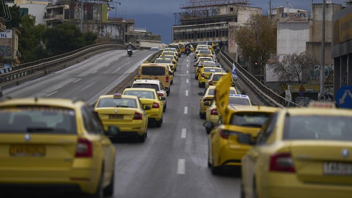 Striking taxi drivers demonstrate in Athens, to protest against a provision in the new Traffic Code that bans taxis from bus lanes, on Wednesday, Feb. 19, 2025. (AP Photo/Petros Giannakouris)