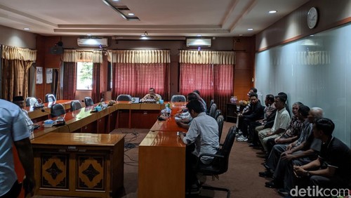 Puluhan eks karyawan Grand Legi Hotel Mataram mendatangi kantor DPRD NTB, Kamis (20/2/2025). (Foto: Ahmad Viqi/detikBali)