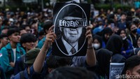 Dengan membawa beragam poster, massa mahasiswa menggelar aksi Indonesia Gelap di kawasan Patung Kuda, Jakarta, Kamis (20/2/2025).