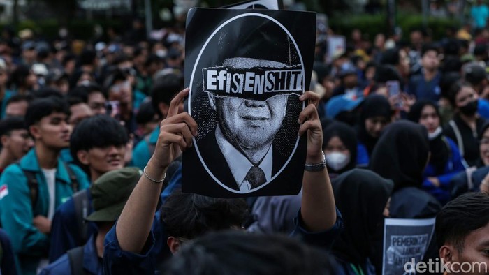 Ragam Spanduk dan Poster Kritisi Pemerintah di Aksi Indonesia Gelap Massa mahasiswa menggelar aksi 'Indonesia Gelap' di kawasan Patung Kuda, Jakarta, Kamis (20/2/2025). Mereka membawa bergam spanduk berisi kritik untuk pemerintah.