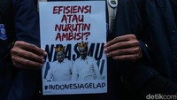 Sejumlah poster yang dibawa massa aksi berisi kritik tentang sejumlah kebijakan pemerintah. Salah satunya soal efisiensi anggaran.