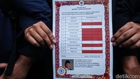 Ada juga yang membawa rapor untuk Prabowo.