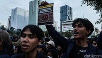 Poster yang dibawa massa aksi berisi kritik terhadap pemerintah.