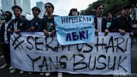 Massa berjalan dengan mengaitkan tangan satu dengan yang lain.