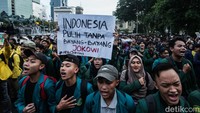 Dalam puncak demonstrasi hari ini, terdapat sembilan poin tuntutan yang di bawa BEM SI.