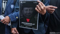 Selain poster kritik, massa mahasiswa juga membawa poster bergambar Prabowo.
