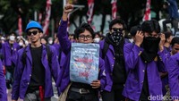 Aksi Indonesia Gelap ini menjadi puncak kemarahan kelompok mahasiswa setelah sejumlah tuntutan mereka pada demo di hari Senin (17/2) belum digubris pemerintah.