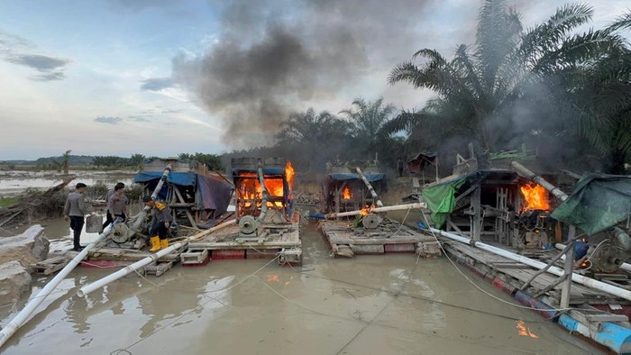 Rakit dompeng tambang emas ilegal di Bungo dibakar petugas