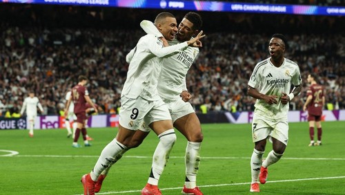 Soccer Football - Champions League - Knockout Phase Playoff - Second Leg - Real Madrid v Manchester City - Santiago Bernabeu, Madrid, Spain - February 19, 2025 Real Madrids Kylian Mbappe celebrates scoring their third goal to complete his hat-trick with Jude Bellingham and Vinicius Junior REUTERS/Violeta Santos Moura