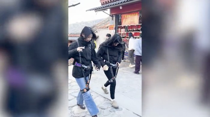 Robot pembantu pendakian di China