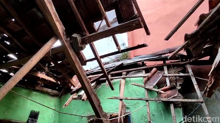 Rumah di Tasikmalaya ambruk gegara hujan deras.