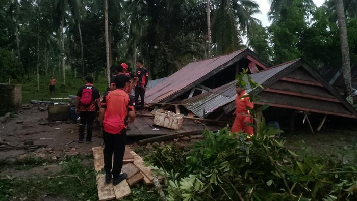 Rumah warga mengalami kerusakan akibat diterjang angin puting beliung di Kabupaten Bulukumba.