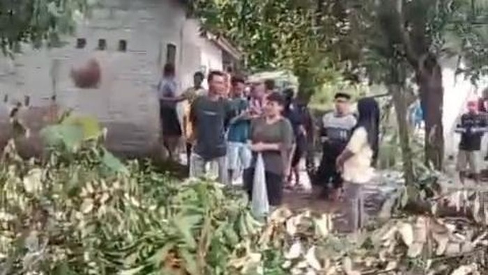 Sejoli di Jember ditangkap warga setelah kepergok buang bayi di lahan kosong