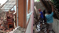 Atap ruang kelas di sekolah tersebut ambruk sebab tak kuat menahan derasnya hujan.