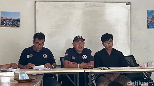 Sekretaris FSPM Bali Ida I Dewa Rai Budi Darsana (tengah) dan Advokat Bidang Isu Perburuhan LBH Bali I Gede Andi Winaba (kanan) saat konferensi pers di kantor LBH Bali, Denpasar, Kamis (20/2/2025). (Foto: Rizki Setyo/detikBali)