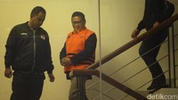 Pantauan detikcom di gedung KPK, Jalan Kuningan Persada, Jakarta Selatan, Kamis (20/2/2025), Hasto turun dari ruang pemeriksaan sekitar pukul 18.08 WIB.