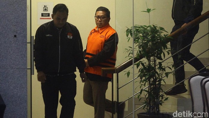 Sekjen PDI Perjuangan Hasto Kristiyanto mengenakan rompi tahanan dengan tangan terborgol saat proses penahanan di Gedung Merah Putih KPK, Jakarta, Kamis (20/2/2025). Hasto beberapa kali mengepalkan tangan dan tersenyum ke awak media. Hasto ditahan sebagai tersangka dalam kasus dugaan suap kepada komisioner KPU terkait pergantian antarwaktu (PAW) anggota DPR yang melibatkan Harun Masiku, serta perintangan penyidikan