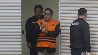 KPK menahan Sekjen PDIP Hasto Kristiyanto sebagai tersangka kasus dugaan suap dan perintangan penyidikan perkara buron Harun Masiku. Hasto ditahan setelah menjalani pemeriksaan kedua sebagai tersangka di gedung KPK, Jalan Kuningan Persada, Jakarta Selatan, Kamis (20/2/2025). (Ari Saputra)