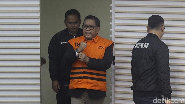Senyum dan Kepalan Tangan Hasto Saat Resmi Ditahan KPK