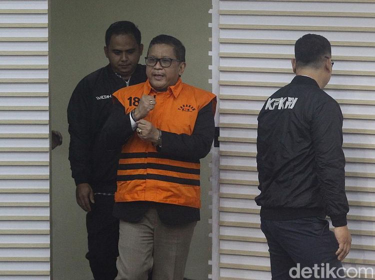 Senyum dan Kepalan Tangan Hasto Saat Resmi Ditahan KPK