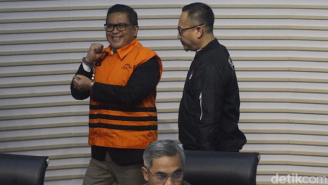 Beda Kepalan Tangan Hasto Sebelum dan Sesudah Ditahan KPK